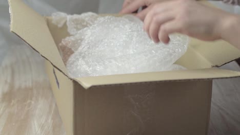 Desempaquetar-Artículos-En-Una-Caja-Con-Plástico-De-Burbujas