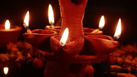 Mostrando-Una-Lámpara-De-Barro-Que-Brilla-Maravillosamente-Durante-Diwali-En-India