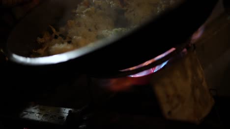 Foto-De-Un-Vendedor-Ambulante-Cocinando-Su-Comida-Indonesia-Para-Venderla-En-Una-Olla-Sobre-Una-Llama