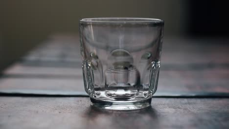 Eis-In-Ein-Whiskeyglas-Fallen-Lassen