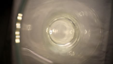Bewegen-Sie-Sich-Mit-Einer-Weitwinkel-Sondenlinse-In-Eine-Vase-Aus-Klarem-Glas,-Die-Nach-Links-Versetzt-Ist