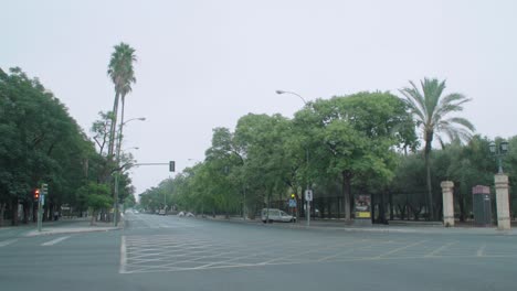 Semáforo-Parpadeando-En-La-Avenida-Eduardo-Dato-Vacía-En-Sevilla,-Zoom-In