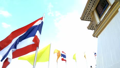 Mirando-Las-Banderas-En-El-Templo-De-Bangkok