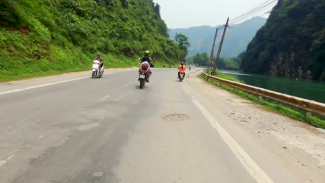 Sie-Folgen-Einem-Motorrad,-Das-Sich-Durch-Den-Verkehr-Schlängelt-Und-Die-Stadt-Ha-Giang-Verlässt
