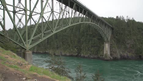 Deception-Pass-bridge-with-fast-flowing-green-water-streaming-below
