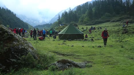 Himalaya-Bergsteiger-Eines-Bergsteiger-Ausbildungsinstituts-Auf-Dem-Weg-Zum-Trail-Mit-Lebensnotwendigen-Gütern