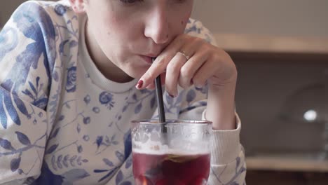 Junges-Kaukasisches-Mädchen,-Das-Rote-Limonade-Mit-Einem-Plastikstrohhalm-Trinkt