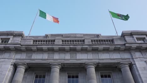 Zeitlupe-Der-Irischen-Flagge,-Die-Am-St.-Patrick&#39;s-Day-In-Irland,-Cork,-Im-Wind-Weht