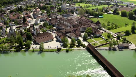 Wangen-An-Der-Aare-Schweizer-Stadt-Im-Kanton-Bern-Mit-Historischer-Holzbrücke-über-Die-Aare-Aus-Dem-14.-Jahrhundert