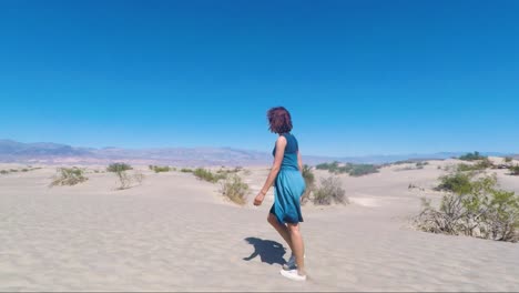 Woman-walking-in-the-desert