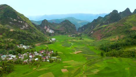Exuberantes-Campos-De-Arroz-Verde-Rodean-Pequeñas-Aldeas-En-Las-Montañas-Nubladas-Del-Norte-De-Vietnam