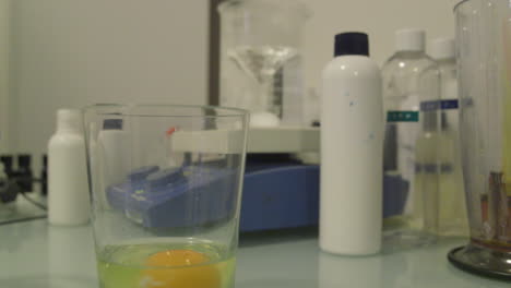 In-Einem-Chemielabor,-Das-Mit-Eiern-Experimentiert