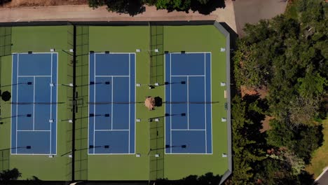 4K-top-down-shot-of-a-vibrant,-empty-tennis-court-in-Los-Angeles