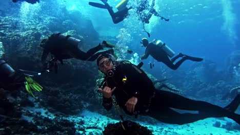 Diver-communicating-with-other-diver-showing-signs