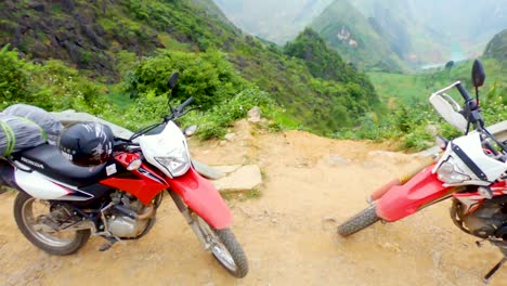 Zwei-Motorräder-Stehen-Auf-Dem-Gipfel-Des-Berühmten-Ma-Pi-Leng-Passes-Im-Norden-Vietnams