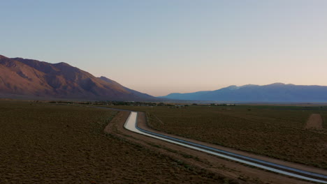 Sonnenaufgang-An-Einer-Wasserstraße-In-Der-Sierra-Nevada