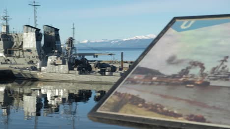 Focus-Rack-Schild-Und-Militärschiff,-Das-Am-Dock-Der-Argentinischen-Armee-In-Ushuaia-Angedockt-Ist