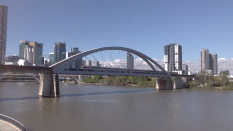 Tren-Ngr-Cruzando-El-Puente-De-La-Ciudad-De-Brisbane