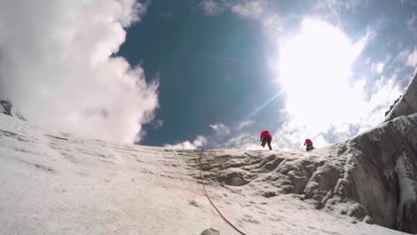 Himalaya-Bergsteiger-Beim-Eisklettern-Mit-Ihrer-Eiskletterausrüstung