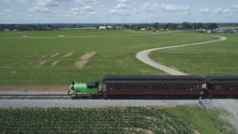Luftaufnahme-Einer-Percy-Panzerlokomotive-Mit-Personenkraftwagen,-Die-Durch-Die-Amish-Landschaft-Schnaufen
