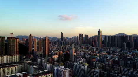 Drohne-Schoss-In-Der-Abenddämmerung-über-Kowloon-In-Hongkong
