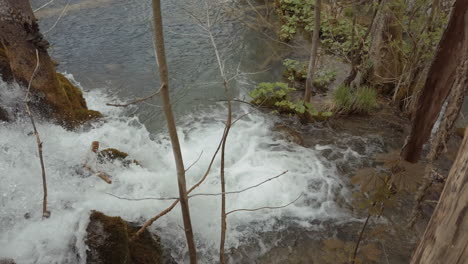 Wasserfälle-Fließen-Unter-Den-Künstlichen-Holzstegen-In-Die-Seen-Des-Nationalparks-Plitvicer-Seen