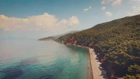 Luftaufnahmen-Eines-Exotischen-Strandes-Mit-Kristallklarem-Türkisfarbenem-Wasser-In-Griechenland-Im-Sommer-7