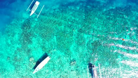 Hafeninsel,-Bahamas---Boote-Und-Wasserball-Schwimmen-An-Sonnigen-Tagen-Auf-Dem-Grünen-Meer---Luftaufnahme