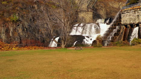 Schwebende-Drohnenaufnahme-Der-Wasserfälle-Am-Neuen-Croton-Staudamm-In-Westchester-County,-New-York,-An-Einem-Bewölkten-Herbstmorgen,-Während-Der-Park-Leer-War