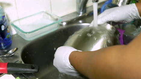 Lavar-Los-Platos-En-Casa-Con-Agua-Corriente,-Usando-Una-Marca-De-Jabón-Suave