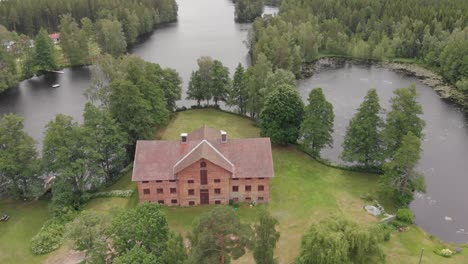 Luftaufnahmen-Von-Gammelstilla-Whisky-In-Dem-Kleinen-Dorf-Gammelstilla,-Gästrikland,-Schweden