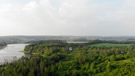 Luftaufnahme-Einer-Grünen-Wiese-Im-Landkreis-Pommern-In-Polen