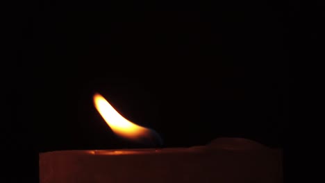 Kerze-Strahlt-Das-Licht-Aus,-Um-Die-Dunkelheit-Aufrechtzuerhalten