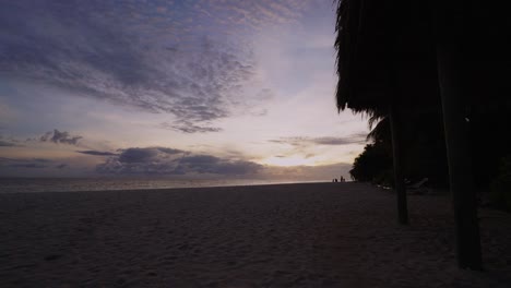 Un-Timelapse-Del-Amanecer-Tomado-En-Una-Playa-En-Las-Maldivas-Con-El-Océano-índico-En-El-Horizonte