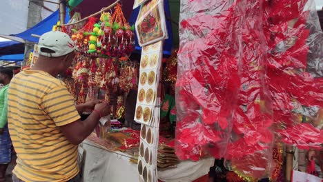 Hombre-Indio-Comprando-Artículos-De-Decoración-Del-Festival-Del-Mercado-Al-Borde-De-La-Carretera-Para-Diwali-Y-Chat-Puja