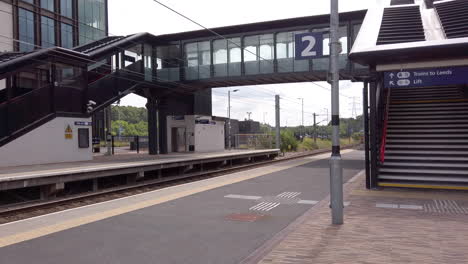 Nordzug-Fährt-Am-Wochenende-Durch-Einen-Leeren-Pendlerbahnhof