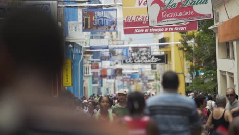 Menschen,-Menschenmassen,-Die-Durch-Die-Straßen-Von-Santiago,-Kuba,-Spazieren,-Ruhiges-Leben-Beim-Spaziergang-Auf-Dem-Stadtmarkt