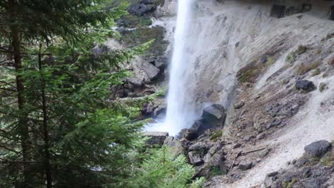 Der-Schöne-Wasserfall-Von-Pericnik-wasserfall-In-Slowenien