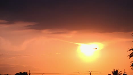 Silhouette-Eines-Flugzeugs,-Das-Beim-Aufstieg-An-Der-Sonne-Vorbeifliegt