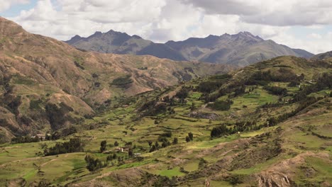 Hermoso-Panorama-Paisajístico-De-Los-Andes-Verdes-Junto-A-Cusco-En-Perú