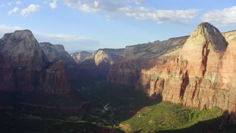 Aerial-drone-footage-of-Zion-National-Park-in-Utah,-USA