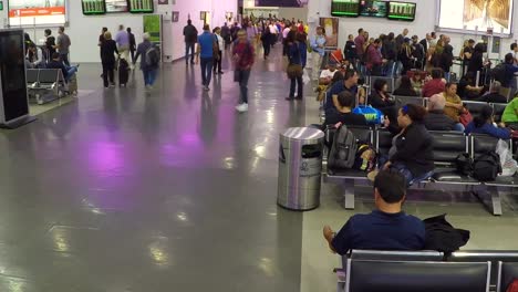 Tausende-Menschen-Laufen-Täglich-Durch-Die-Korridore-Des-Flughafens-Von-Mexico-City