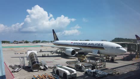 Landschaftsansicht-Im-Flughafenterminal-Des-Internationalen-Flughafens-Phuket-Mit-Dem-Flugzeug-Boeing-777-200-Der-Fluggesellschaft-Singapur-–-4K-UHD-Video