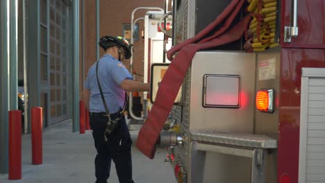 Feuerwehrmann-Bereitet-Ausrüstung-Auf-Einem-Feuerwehrauto-Vor,-Um-Für-Notfallmaßnahmen-Und-Brandbekämpfung-Bereit-Zu-Sein