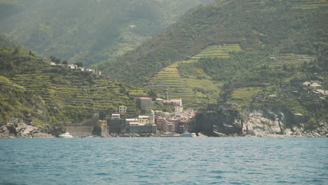Wide-dolly-shot-move-of-town-Vernazza,-Cinque-Terre-in-Italy