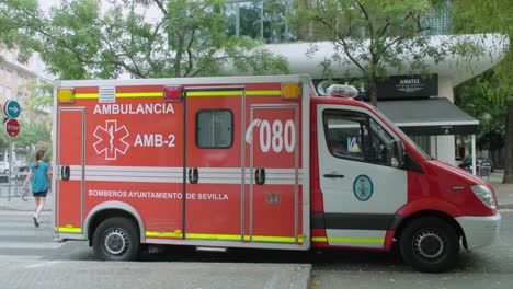 Seitenansicht,-Feuerwehr-Krankenwagen-Geparkt-In-Sevilla,-Spanien,-Zeitlupe