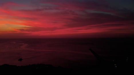 Erstaunliche-Drohnenaufnahme-Eines-Karibischen-Sonnenuntergangs-Mit-Einer-Yacht-Im-Vordergrund