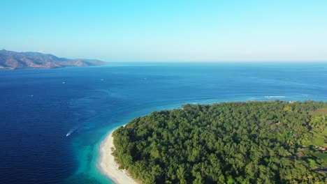 Hermoso-Fondo-De-Pantalla-De-Paisaje-Marino-Con-Mar-Azul-Bordeado-Por-Un-Cielo-Brillante,-Montañas-Y-Un-Cabo-De-Isla-Tropical-Verde-En-Indonesia