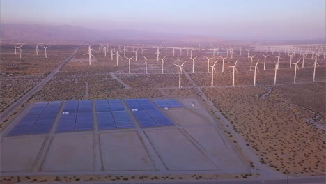 Luftaufnahme-Eines-Windparks-Mit-Windturbinen-Und-Sonnenkollektoren-In-Südkalifornien---Energieerzeugung