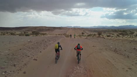 Imágenes-Aéreas-De-Un-Grupo-De-Ciclistas-Que-Recorren-Senderos-Para-Bicicletas-En-El-Desierto